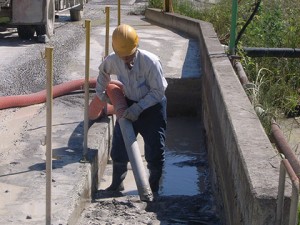 洗輪場ピット部の汚泥改修作業