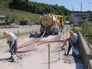 洗輪場ピット部の汚泥回収作業